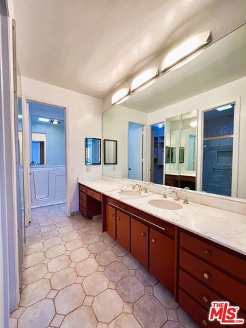 11805 Mayfield Avenue 306, Los Angeles, CA 90049