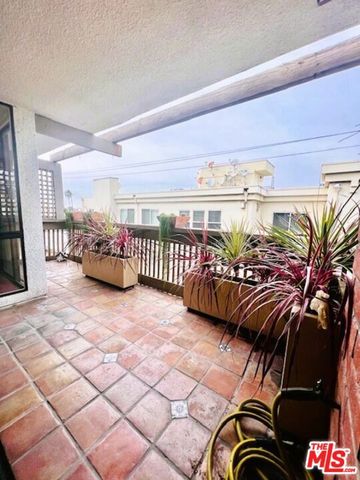 11805 Mayfield Avenue 306, Los Angeles, CA 90049