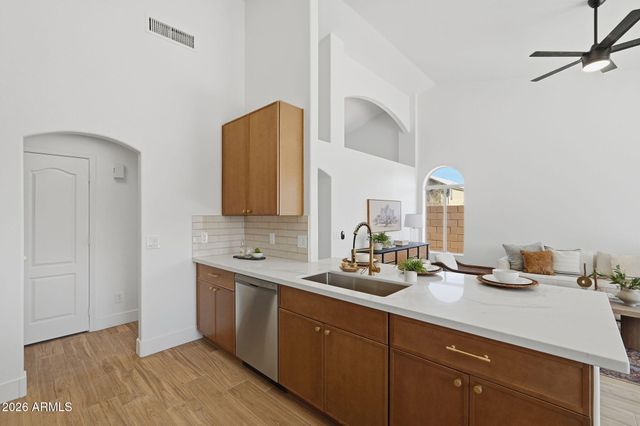 5261 W SHANNON Court, Chandler, AZ 85226