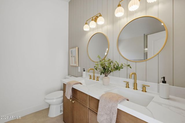 5261 W SHANNON Court, Chandler, AZ 85226