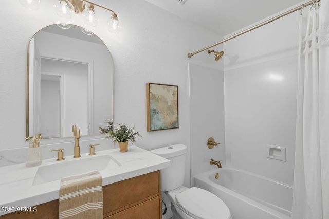 5261 W SHANNON Court, Chandler, AZ 85226