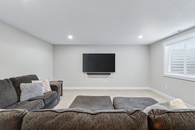 713 NE Country Meadow Drive, Ankeny, IA 50021