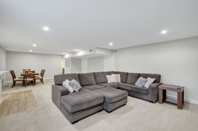 713 NE Country Meadow Drive, Ankeny, IA 50021