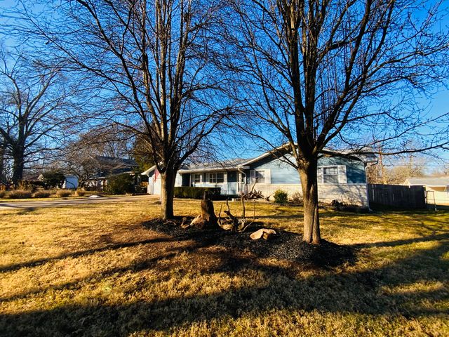 2049 S Brighton Drive, Springfield, MO 65804