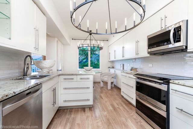 1705 Pavilion Way 208, Park Ridge, IL 60068
