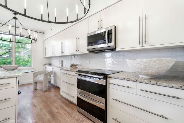 1705 Pavilion Way 208, Park Ridge, IL 60068