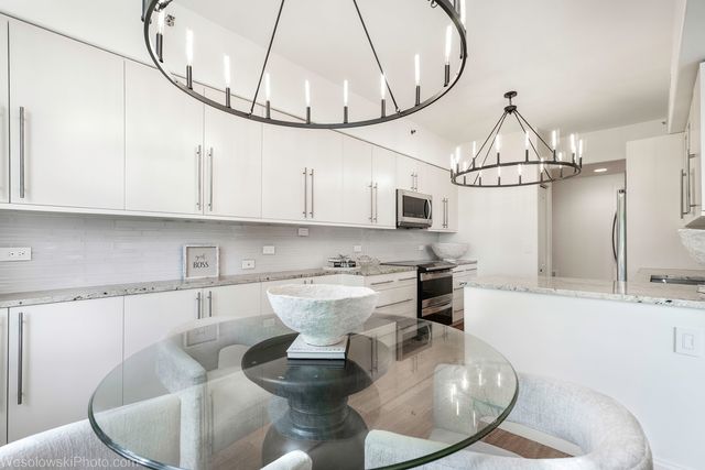 1705 Pavilion Way 208, Park Ridge, IL 60068