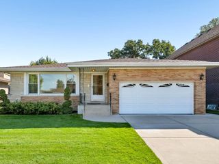 4567 N Oakview Street, Chicago, IL 60656