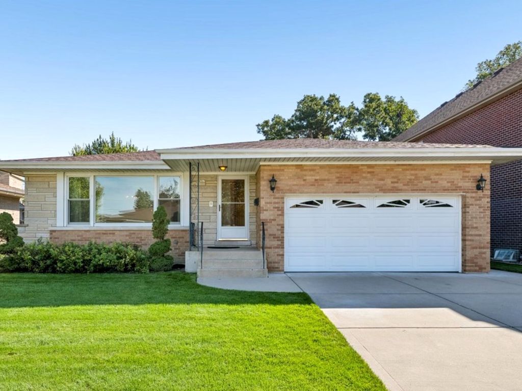 4567 N Oakview Street, Chicago, IL 60656 — exterior