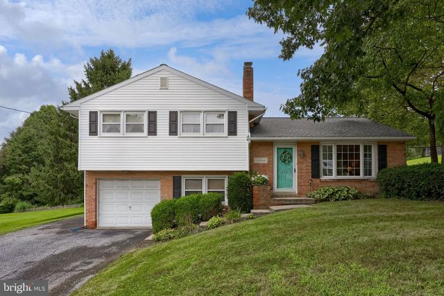 215 MAIN ST, Akron, PA 17501