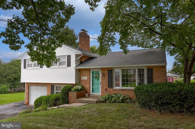 215 MAIN ST, Akron, PA 17501