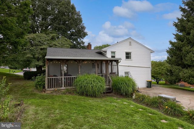 215 MAIN ST, Akron, PA 17501