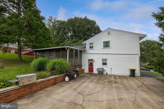 215 MAIN ST, Akron, PA 17501
