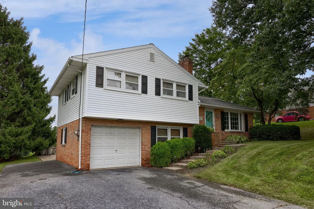 215 MAIN ST, Akron, PA 17501