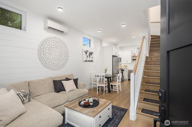 6041 42nd Avenue SW, Seattle, WA 98136