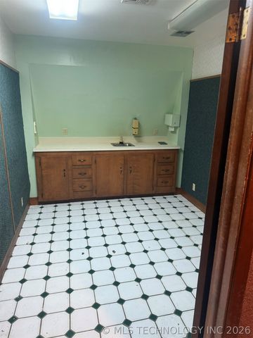 912 W Cedar Street, Stilwell, OK 74960