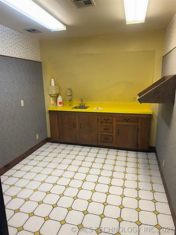 912 W Cedar Street, Stilwell, OK 74960