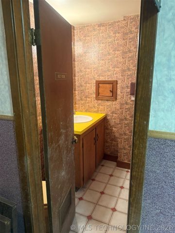 912 W Cedar Street, Stilwell, OK 74960