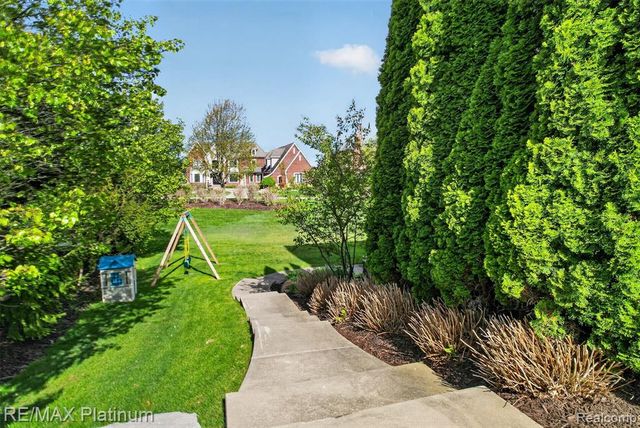 10709 Stoney Point Drive, South Lyon, MI 48178