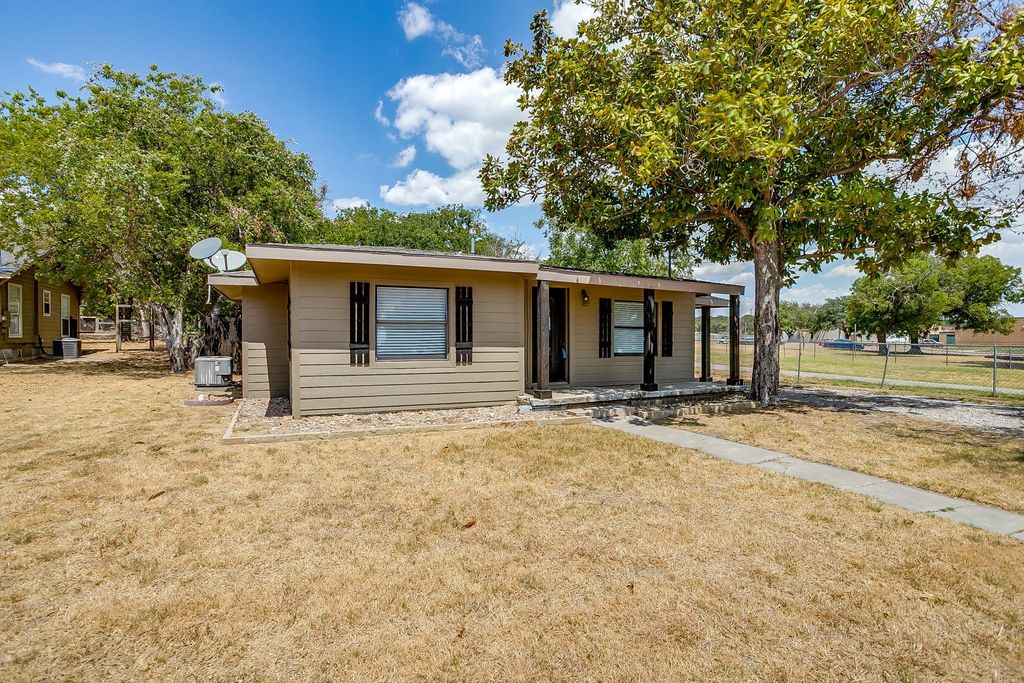 913 Jameson Street, Weatherford, TX 76086