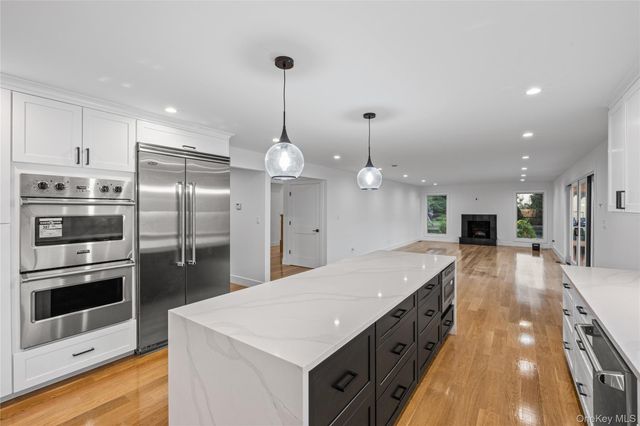 6 Clearmeadow Court, Woodbury, NY 11797