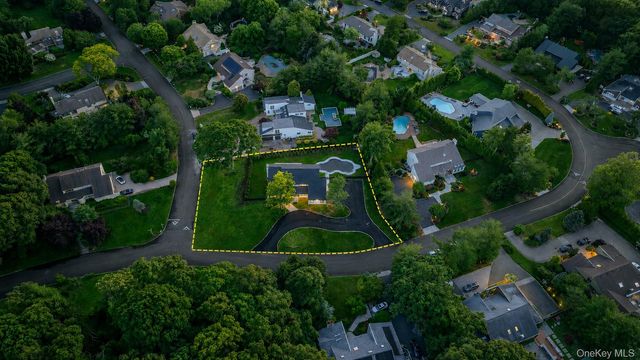 6 Clearmeadow Court, Woodbury, NY 11797