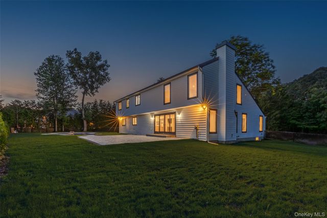 6 Clearmeadow Court, Woodbury, NY 11797