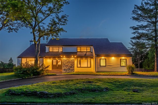 6 Clearmeadow Court, Woodbury, NY 11797