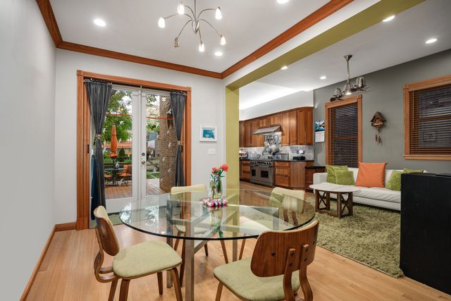 823 S Oakley Boulevard, Chicago, IL 60612