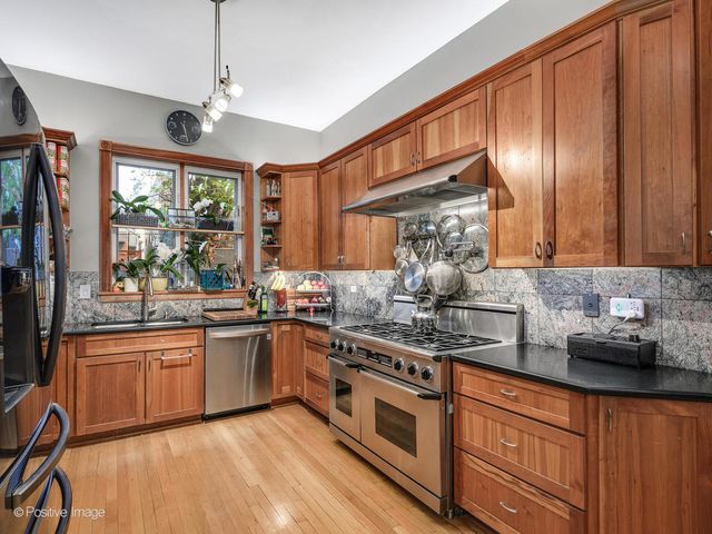 823 S Oakley Boulevard, Chicago, IL 60612