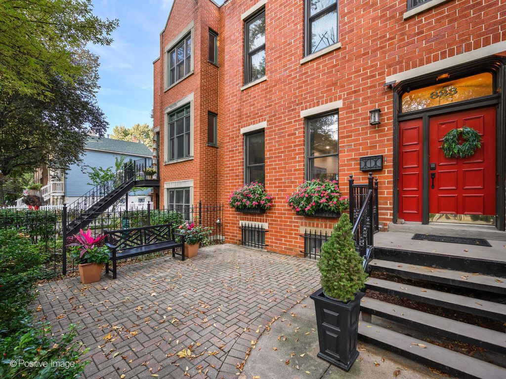 823 S Oakley Boulevard, Chicago, IL 60612