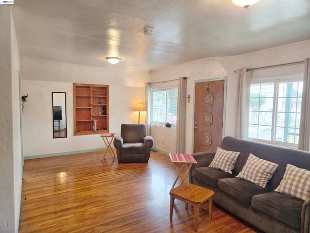 1243 62nd Ave, Oakland, CA 94621