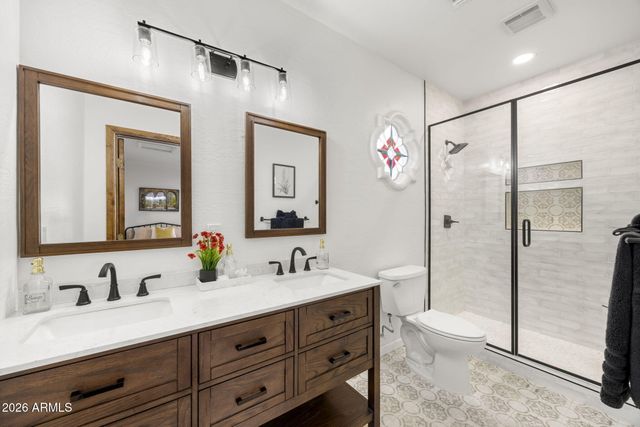 320 W BETHANY HOME Road, Phoenix, AZ 85013