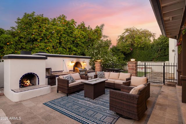 320 W BETHANY HOME Road, Phoenix, AZ 85013