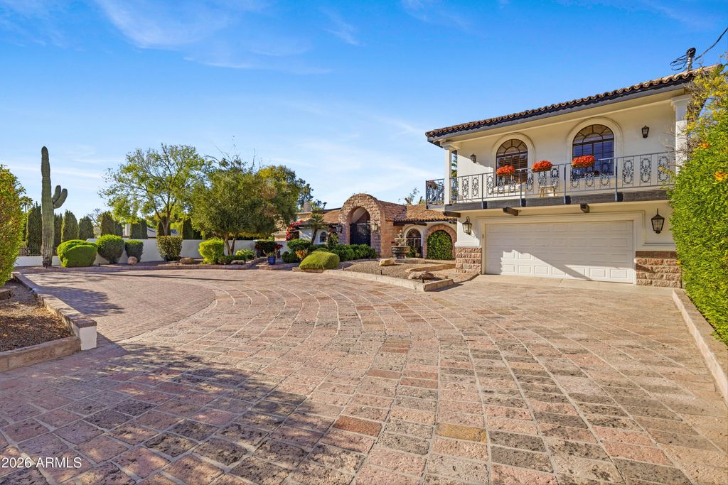 320 W BETHANY HOME Road, Phoenix, AZ 85013 — exterior