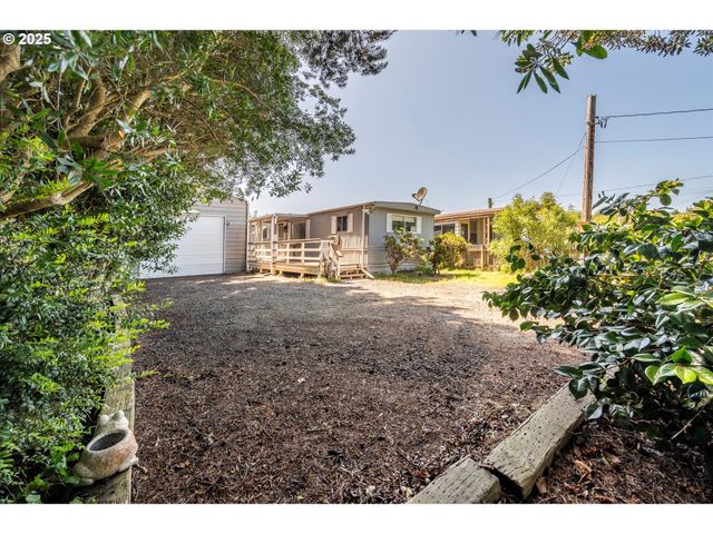 125 N 4TH St, Lakeside, OR 97449