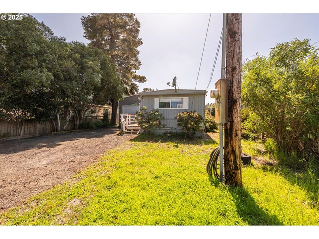 125 N 4TH St, Lakeside, OR 97449