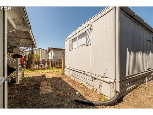 125 N 4TH St, Lakeside, OR 97449