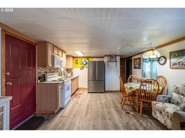 125 N 4TH St, Lakeside, OR 97449