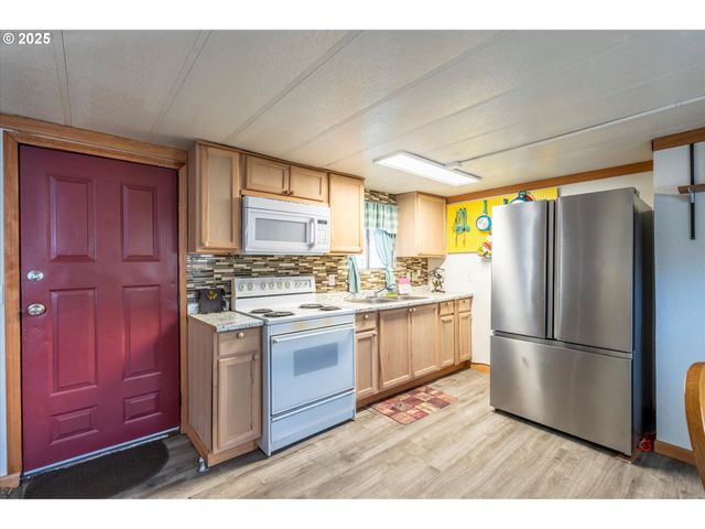 125 N 4TH St, Lakeside, OR 97449