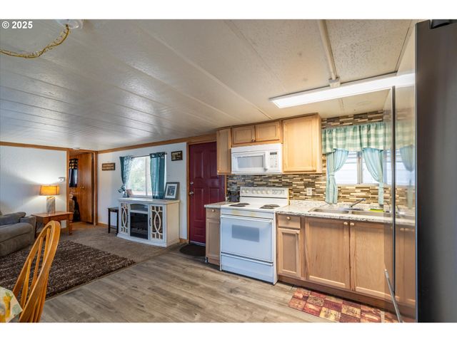 125 N 4TH St, Lakeside, OR 97449