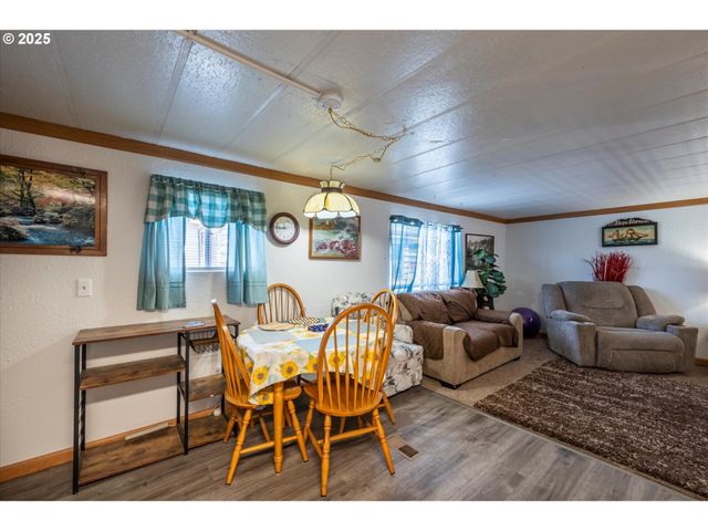 125 N 4TH St, Lakeside, OR 97449