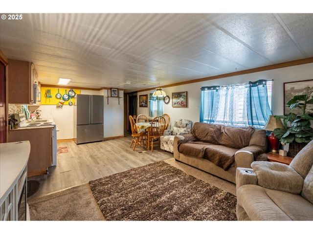 125 N 4TH St, Lakeside, OR 97449