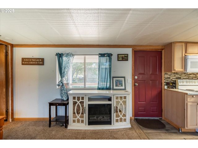 125 N 4TH St, Lakeside, OR 97449