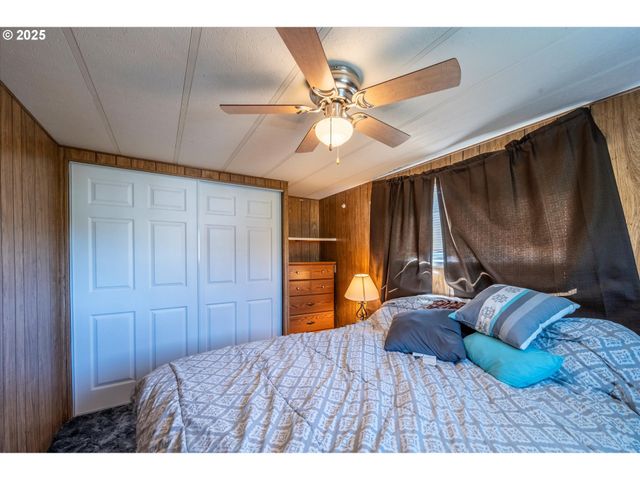 125 N 4TH St, Lakeside, OR 97449