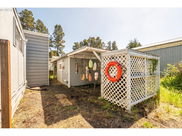 125 N 4TH St, Lakeside, OR 97449