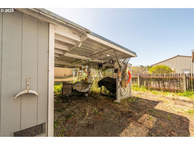 125 N 4TH St, Lakeside, OR 97449