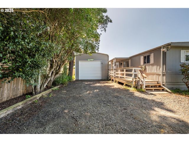 125 N 4TH St, Lakeside, OR 97449