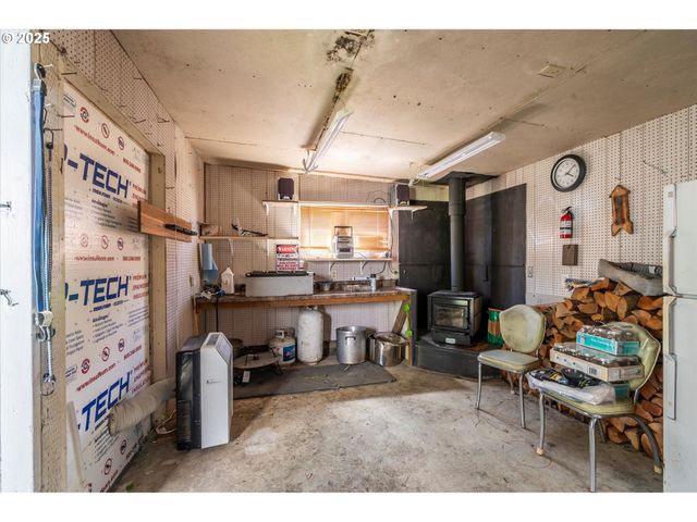 125 N 4TH St, Lakeside, OR 97449