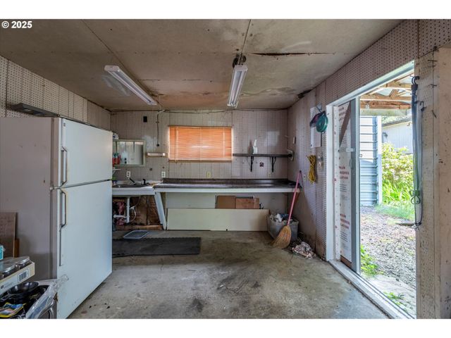 125 N 4TH St, Lakeside, OR 97449